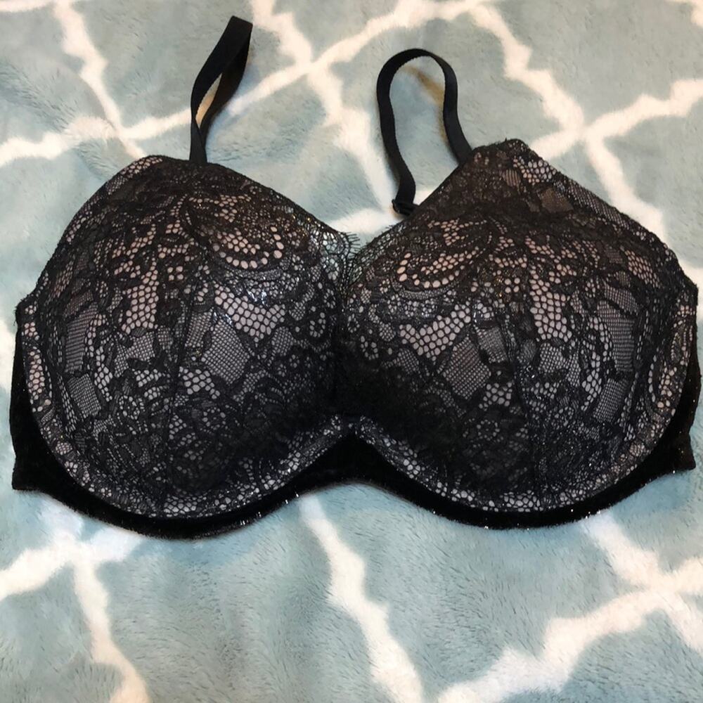 Victoria’s Secret very sexy bra size 32DD‎ lightly lined